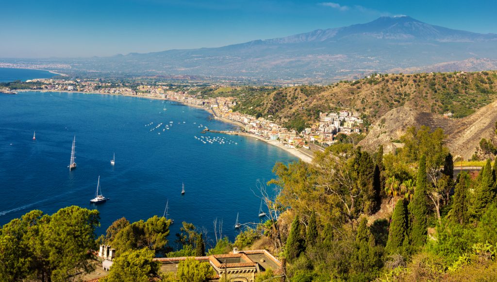 Taormina oferece aos turistas um visual lindo das praias de água morna e transparente Foto: nata_rass/Fotolia