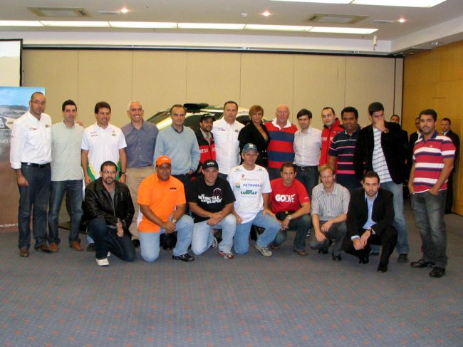 Pilotos se reuniram para saber as novidades e cobrar a organização (foto: Thiago Padovanni/ www.webventure.com.br)