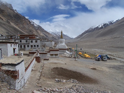 O monastério budista de Rongbuk  próximo do Everest (foto: Arquivo Fábio Zander)