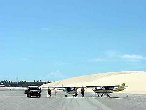 Aviões na praia  em Jericoacoara (foto: Gustavo Mansur)