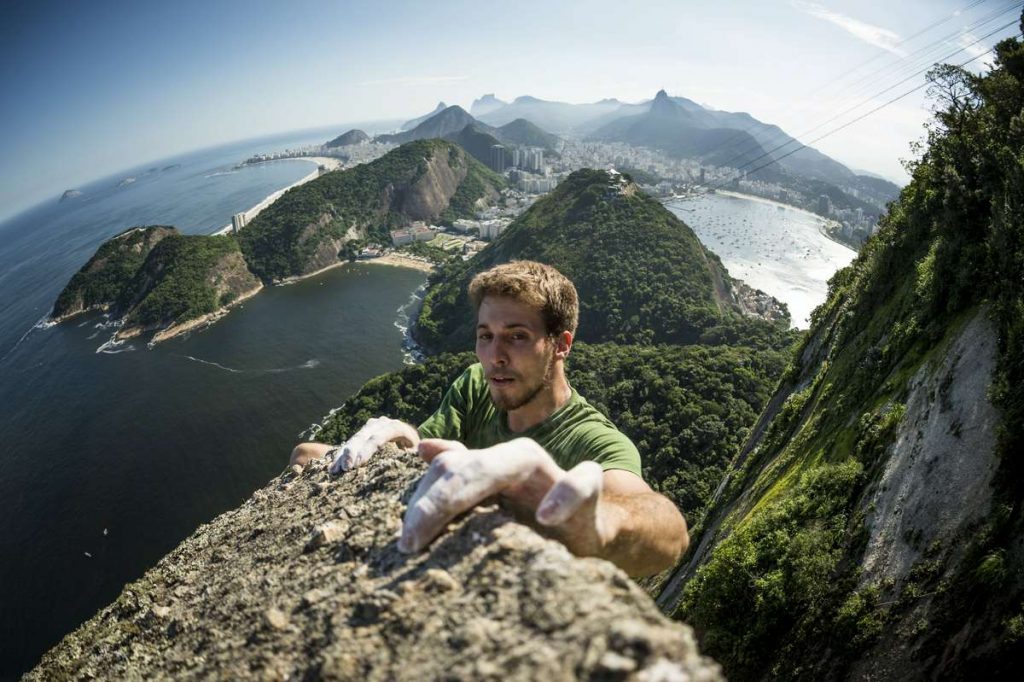 Felipe Camargo escalando o Pão de Açúcar, no Rio de Janeiro Foto: Marcelo Maragni/Red Bull Content Pool