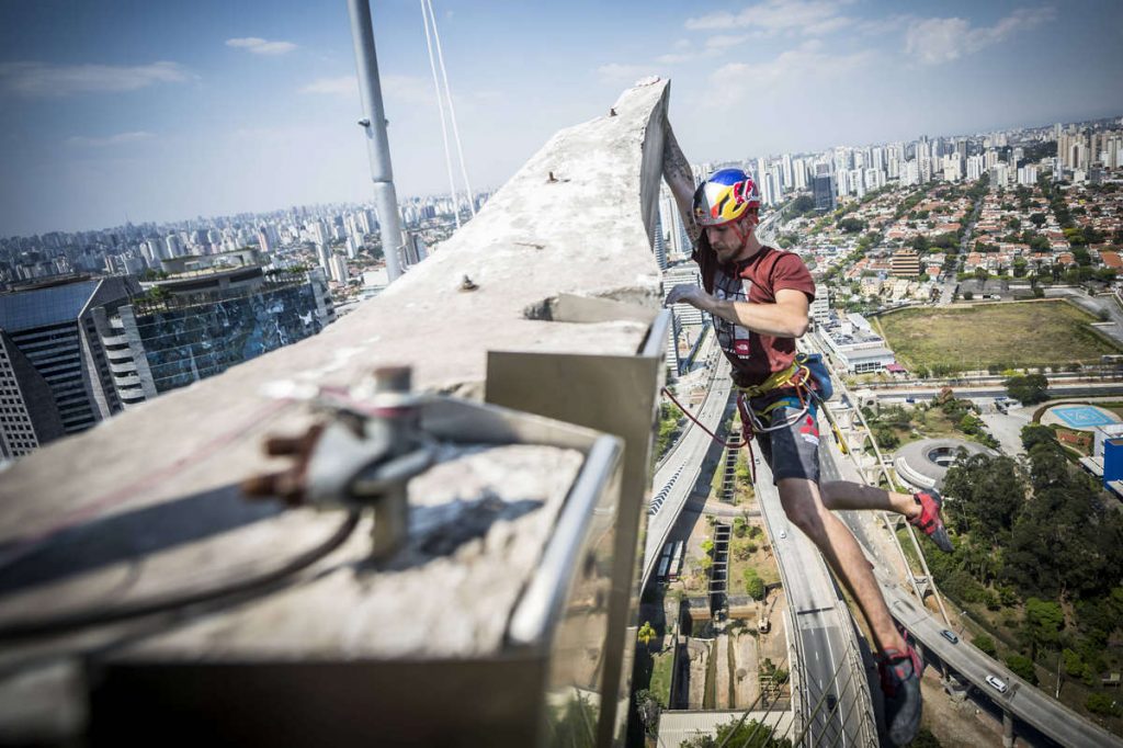 Felipe Camargo escalando a ponte Estaiada, em São Paulo Foto: Marcelo Maragni/Red Bull Content Pool