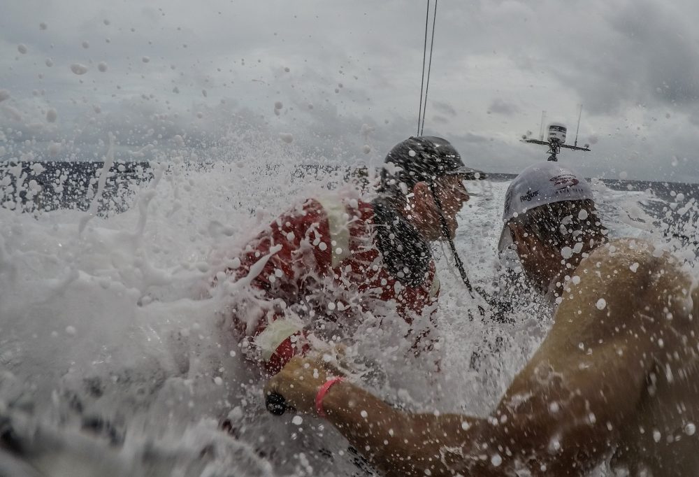 Velejador caiu no mar em manobra e foi resgatado logo em seguida Foto: Konrad Frost/Volvo Ocean Race