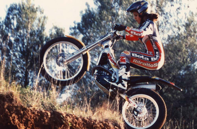 Em 2001, a piloto com só 16 anos ficava em 1º lugar no Women's World Trial Championship | Foto: Divulgação