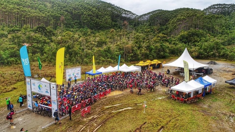 O evento reúne corrida, trekking, canoagem, mountain bike e técnicas verticais| Foto: Divulgação Adventure Camp