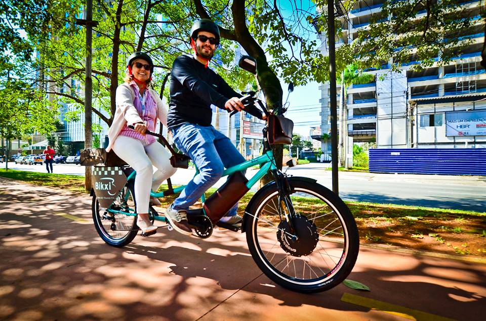 A bikxi, primeira empresa de transporte compartilhado que utiliza bicicletas duplas e elétricas guiadas por profissionais Foto: Divulgação