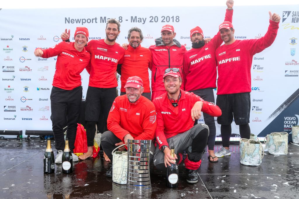 Equipe espanhola comemorando a vitória emocionante. | Foto: Jesus Renedo/Volvo Ocean Race