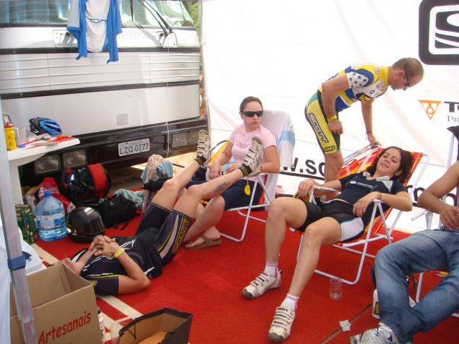 Competidores aproveitam tempo de descanso (foto: Bruna Didario/ www.webventure.com.br)