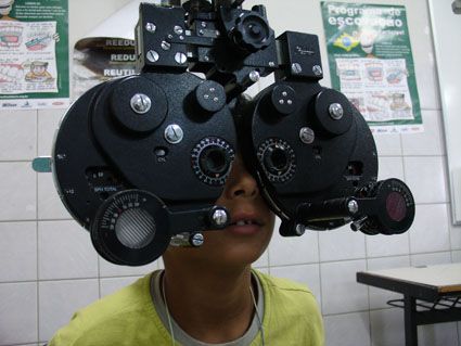 Exames oftalmólogicos ajudam as comunidades (foto: Divulgação)