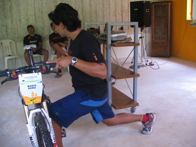Alexandre ensina como se alongar na bike (foto: Lilian El Maerrawi/ www.webventure.com.br)