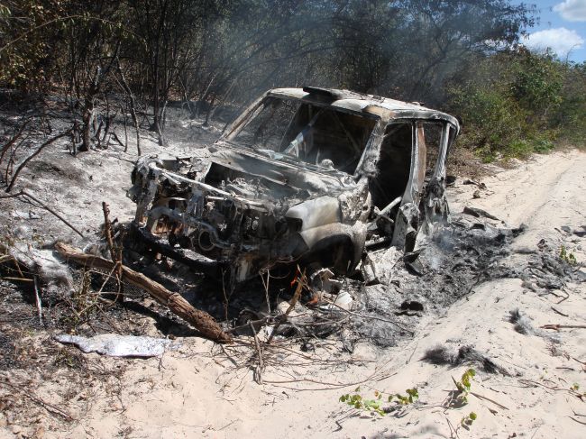 Carro deu perda total em incêndio (foto: Deco Muniz)