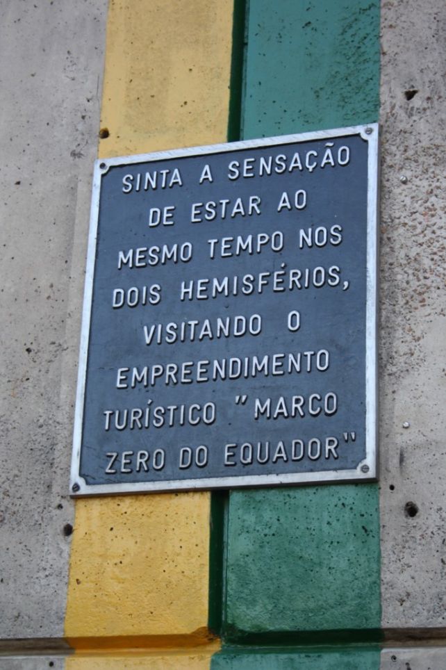 Placa no Marco Zero do Equador (foto: Bruna Didario/ www.webventure.com.br)