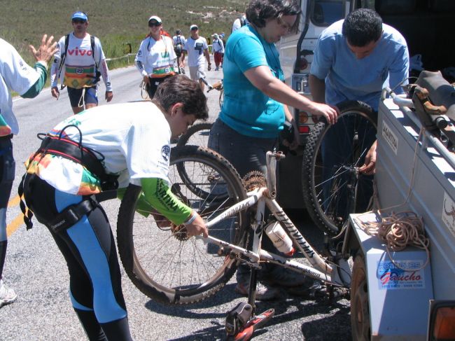 Mariana cuida das bikes que tiveram problema (foto: Bruna Didario/ www.webventure.com.br)