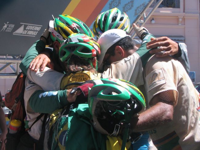 Equipe comemora muito na linha de chegada (foto: Bruna Didario/ www.webventure.com.br)