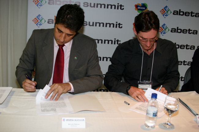 Termo foi assinado na abertura do Abeta Summit 2010 (foto: Thiago Padovanni/ www.webventure.com.br)