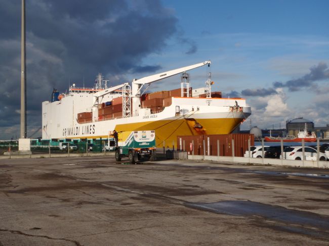 Veículos embarcam no porto de Le Havre (foto: Mira Martinec/ Equipe Petrobras)