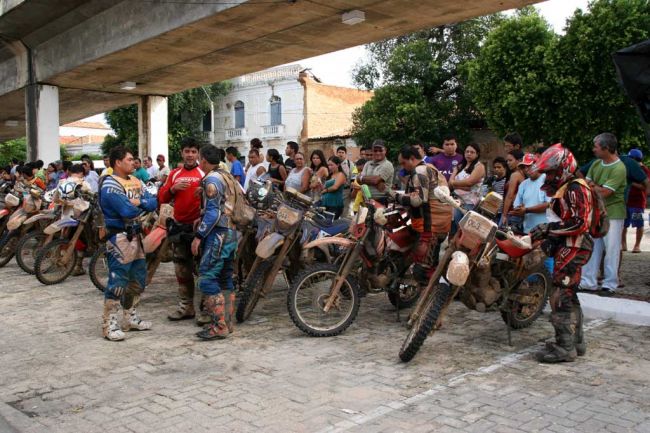 População acompanha a chegada dos competidores (foto: Caio Martins/ www.webventure.com.br)