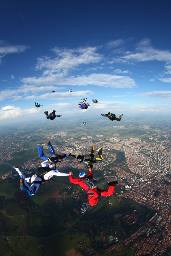 Paraquedistas treinaram formações menores no céu de Campinas (foto: Divulgação/ Rick Neves )