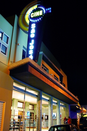 Cine São José tem um grande bar no segundo piso (foto: Divulgação)