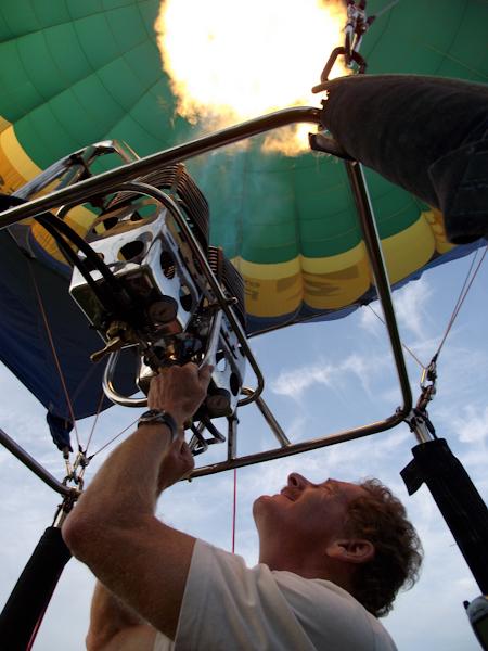 Gérard Moss agora voa de balão para fazer pesquisas (foto: Divulgação/ Expedição Rios Voadores)