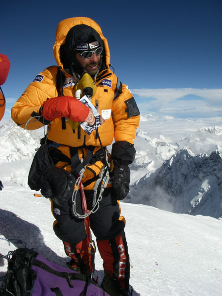 Rodrigo Raineri no cume do Everest  em 2008 (foto: Arquivo pessoal)