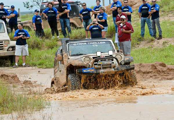 Abertura da competição aconteceu com muita lama (foto: Marcio Machado/ MBraga Comunicação )