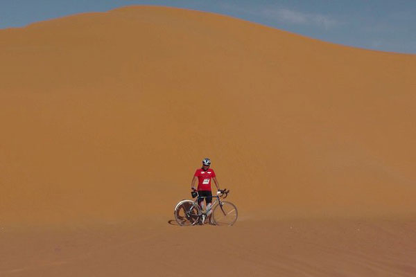 Pakravan encarou dunas e perigos do Saara em uma bike (foto: Divulgação/ www.cyclingsahara.com)