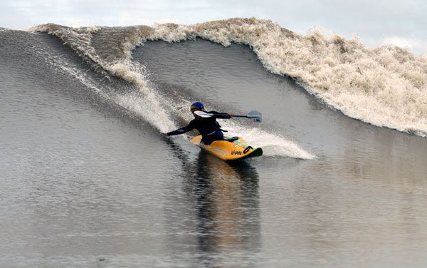 Borsari surfa na Amazônia (foto: Fabio Paradise)