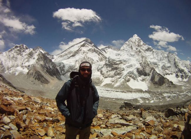 Raineri com Everest ao fundo (Logo acima dele) (foto: Divulgação)