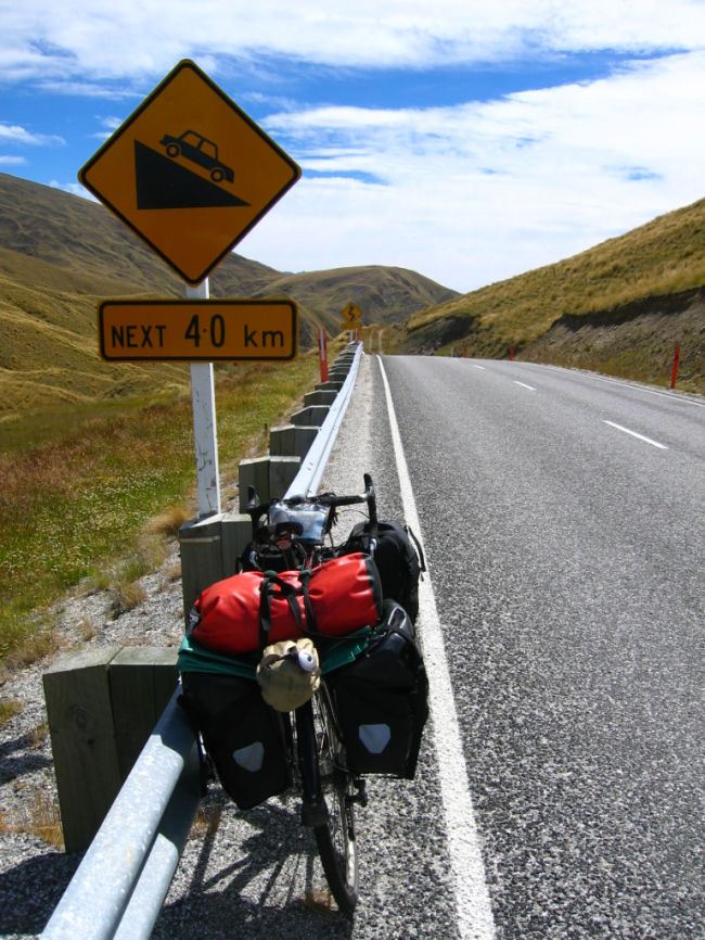 Segundo Thiago  a melhor placa da viagem  na Nova Zelandia (foto: Thiago Ghilard)