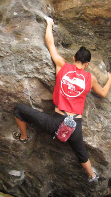 Thaís Makino foi a única mulher a mandar os três boulders propostos (foto: Marilin Novak)