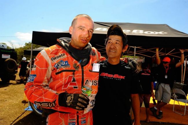 O apoio José Koizumi  o Avê  à dir.  e o piloto de moto Arndt Budweg (foto: David Santos Jr. / Webventure)