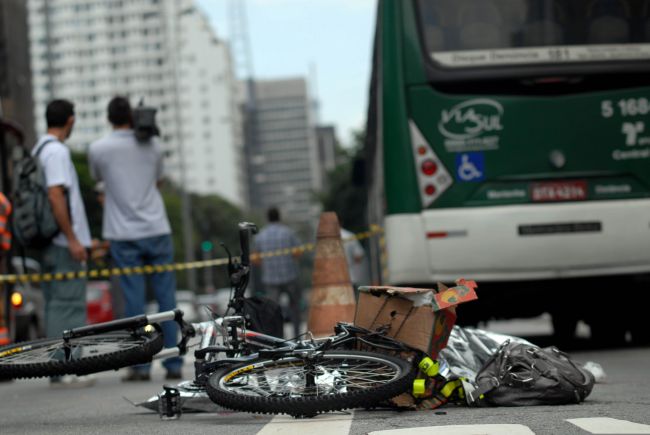 O corpo coberto da ciclista  ainda ao lado da bike (foto: Anderson Barbosa / Foto Arena)