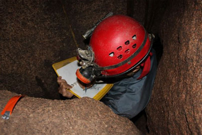 Integrante do GPME mapeando a caverna de Itu (SP) (foto: Divulgação)