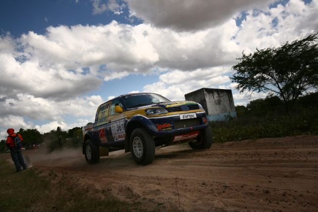 Carro no primeiro dia de rali (foto: Divulgação)