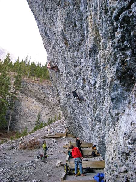 O Climbfind lista picos de escalada com fotos e descrições (acima  via Meathooks em Canmore  no Canadá) (foto: Anna Bouchard)