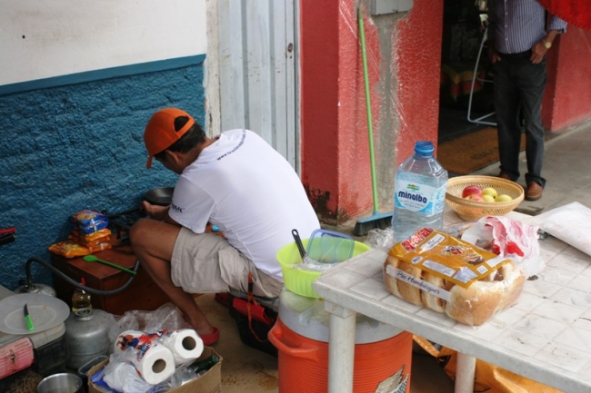 Cozinha típica do Ecomotion: macarrão instantâneo e pão para sanduíche (foto: Pedro Sibahi)