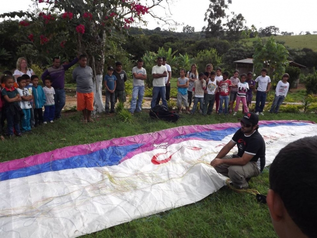 O ProjetAR leva ensinamentos sobre voo livre a estudantes de escolas públicas de Minas Gerais. (foto: Thiago Ozanan)