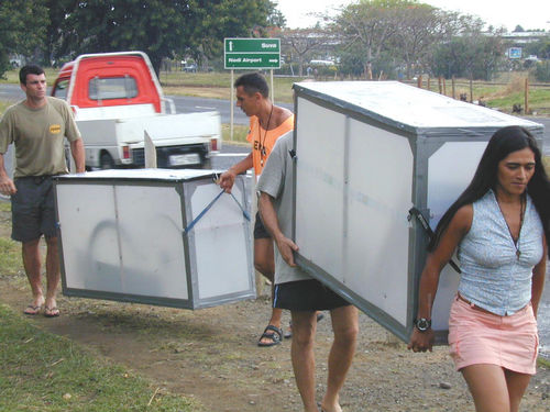Equipe brasileira EMA carrega caixa de bike em Fiji (foto: Divulgação)