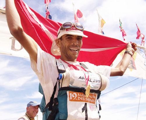 Lahcen Ahansal  vencedor da Maratona do Saara. (foto: Divulgação.)