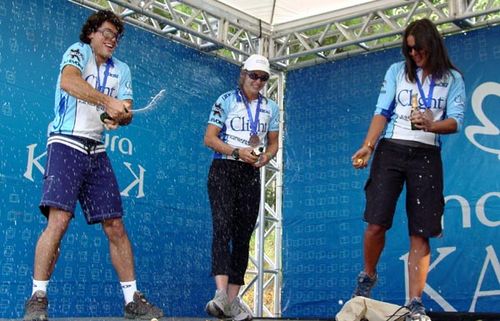 André  Nora e Shubi comemoram a vitória da Atenah com champanhe (foto: Cristina Degani/ www.webventure.com.br)