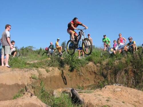 Biker saltando obstáculos naturais. (foto: Divulgação)