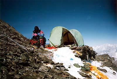 Montanhista Paulo Coelho acampando na enconsta do Mt. Everest (foto: Helena Coelho)