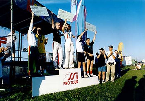 Guilherme de Pádua e Pierre (esq.) no podium do circuito munidal em 1997 (foto: Arquivo pessoal)
