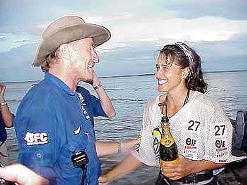 Cathy (dir.) ao lado de Gerárd Fusil (esq.)  inventor de corridas de aventuras  no Elf 2000  em Brasil. (foto: André Pascowitch)