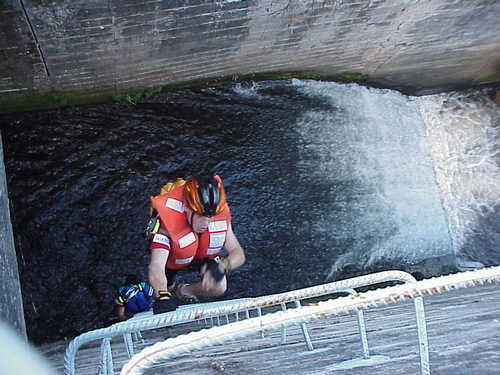 28/04 - Integrante da equipe Cara Limpa saindo do túnel (PC 6); trecho seguinte foi de pegadinha na orientação. (foto: Roger Grinblat)