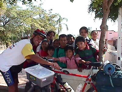Hamilton posa com crianças no México  durante a expedição (foto: Arquivo pessoal)