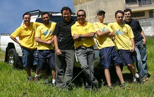 Haroldo e Ricardo (de preto)  com a equipe Rally Brasil (foto: Divulgação)