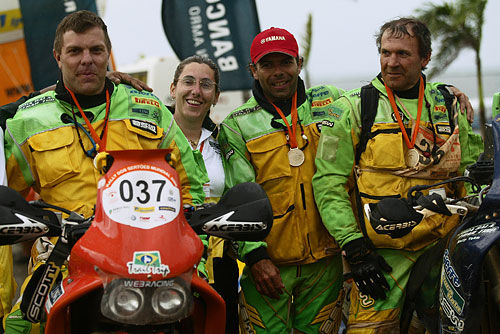 Andrea e a equipe revelação do Sertões 2006 (foto: André Chaco/ www.webventure.com.br)