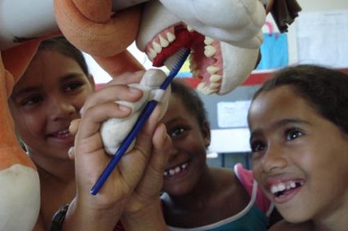 Crianças recebem tratamento odontológico (foto: Divulgação)